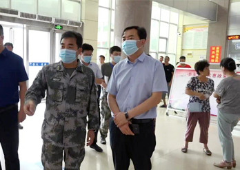 获嘉县县长刘军伟到县人民医院察看征兵体检现场情况